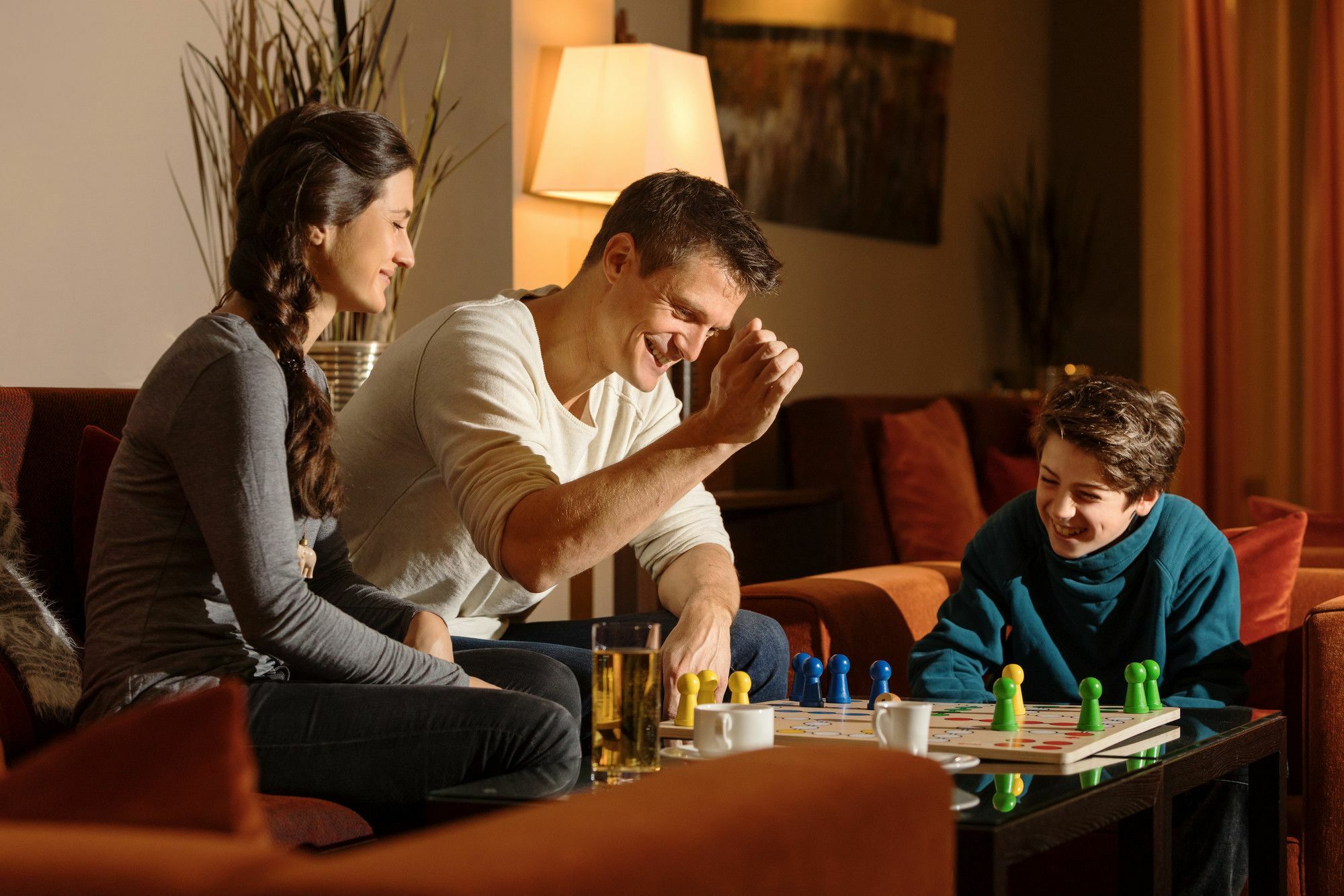 Hotel A-Rosa Sylt List Zewnętrze zdjęcie Family playing a board game